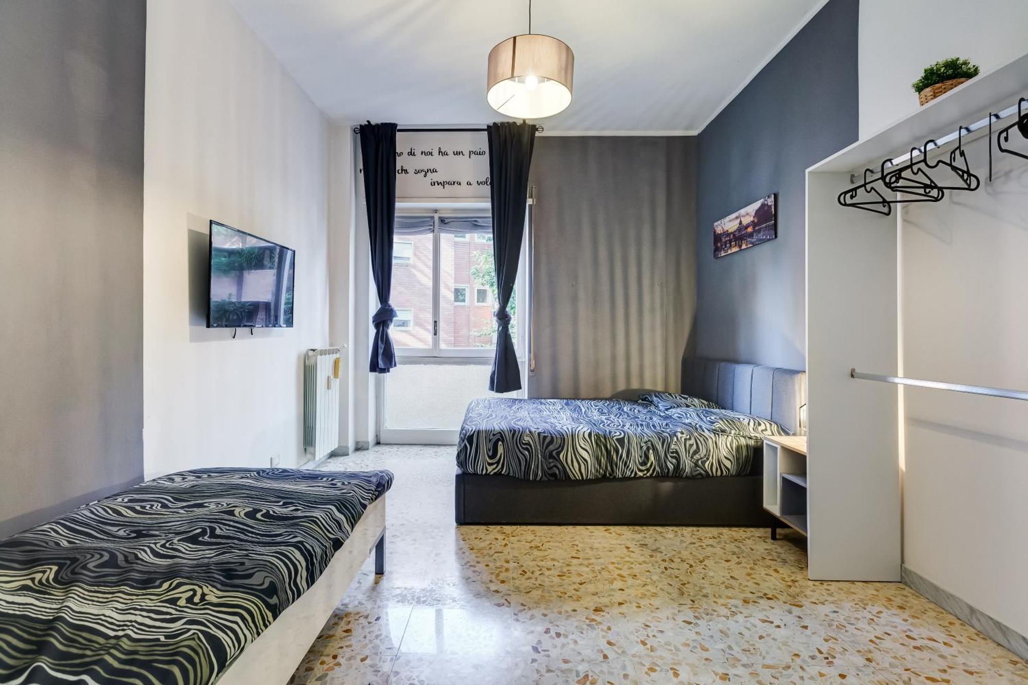 Large With Swimming Pool And Tennis Court Near The Station Roma