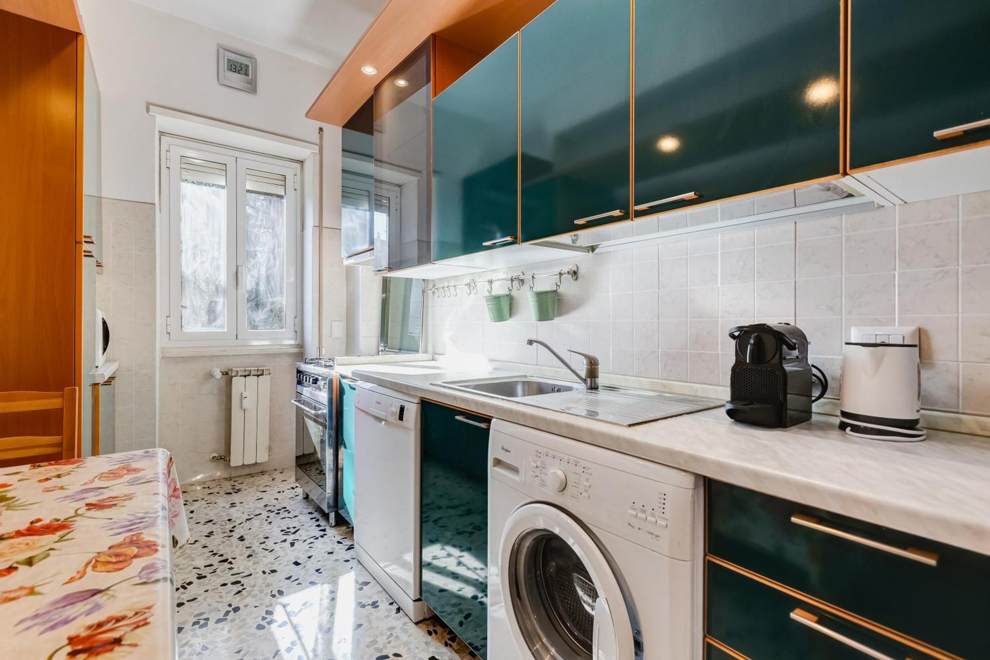 Apartamento Large With Swimming Pool And Tennis Court Near The Station Roma